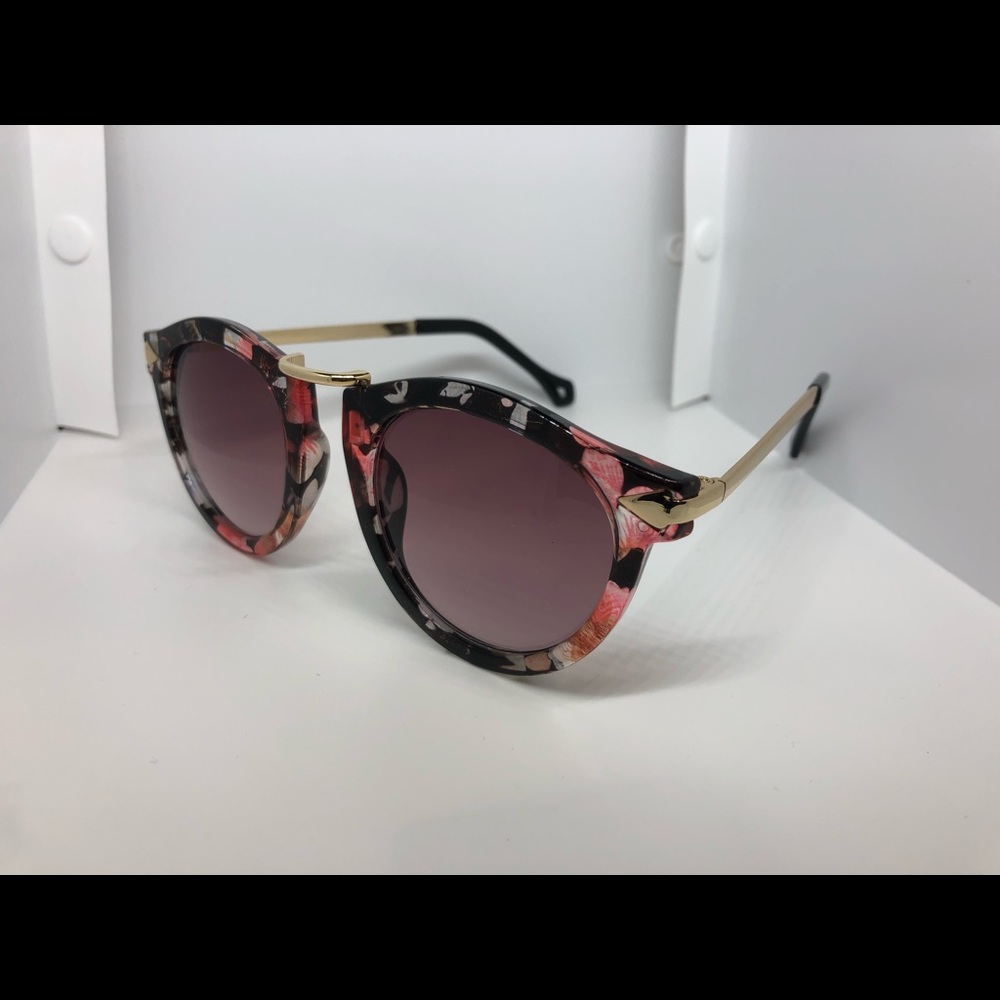 **NEW** Fashion Sunglasses - Picture 2 of 4